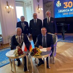Stadtpräsident Tadeusz Krzakowski und Oberbürgermeister Uwe Schneidewind unterzeichnen eine „Willenserklärung zur Fortsetzung und Stärkung der Partnerschaft zwischen Legnica und Wuppertal“.