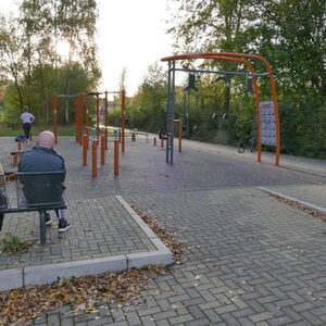 Menschen jeden Alters kommen zum Training an den Geräten