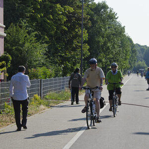 Viel Betrieb auf der Nordbhantrasse: Radfahrer, Jogger, Spaziergänger sind unterwegs.