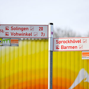 Radwege-Schilder zeigen nach links und rechts.