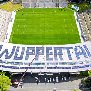 das Stadiondach mit Wuppertal-Schriftzug