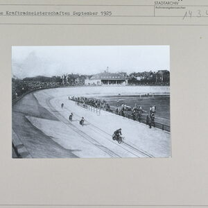 Schwarz-Weiß-Aufnahme von der Deutschen Kraftradmeisterschaft 1925