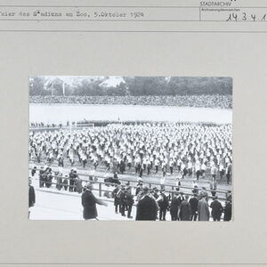 Schwarz-Weiß-Aufnahme von der Eröffnungsfeier des Stadions am Zoo, 5. Oktober 1924