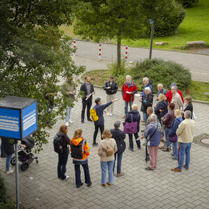 Die Teilnehmenden des Fußverkehrs-Checks versammeln sich auf dem Vorplatz der Schwebebahnstation Vohwinkel.