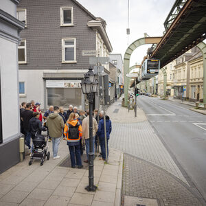 Die Teilnehmer des Fußverkehrs-Checks stehen an einer Straßenecke an der Kaiserstraße.