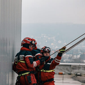Die Höhenretter der Feuerwehr bei der Nikolausaktion auf dem Helios Universitätsklinikum.