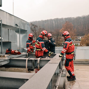 Die Höhenretter der Feuerwehr bei der Nikolausaktion auf dem Helios Universitätsklinikum.
