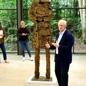 Tony Cragg vor einer Skulptur von Eduardo Paolozzi.