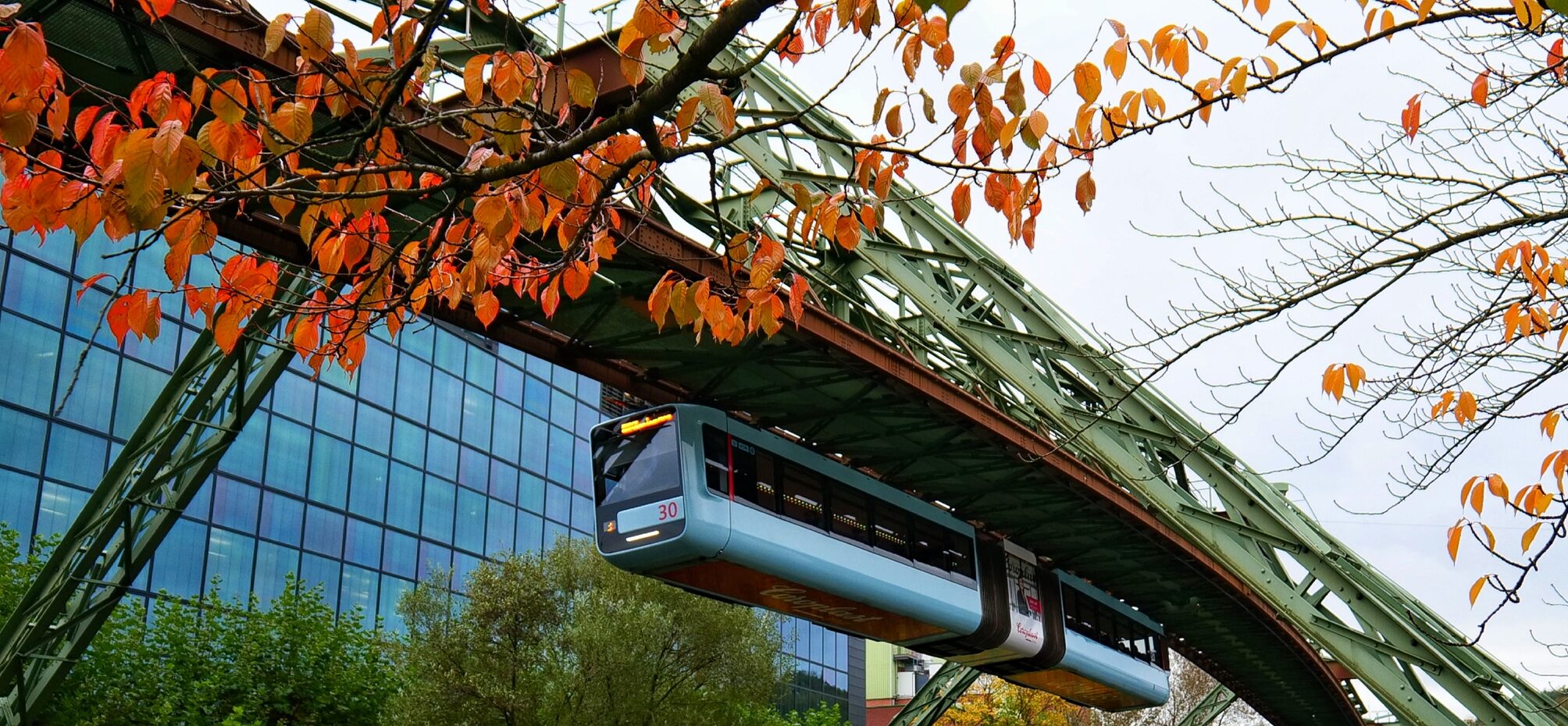 Die Schwebebahn im Herbst.