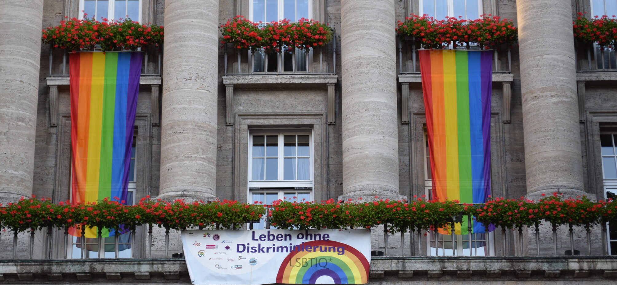 Das Rathaus mit Regenbogenflaggen beflaggt.