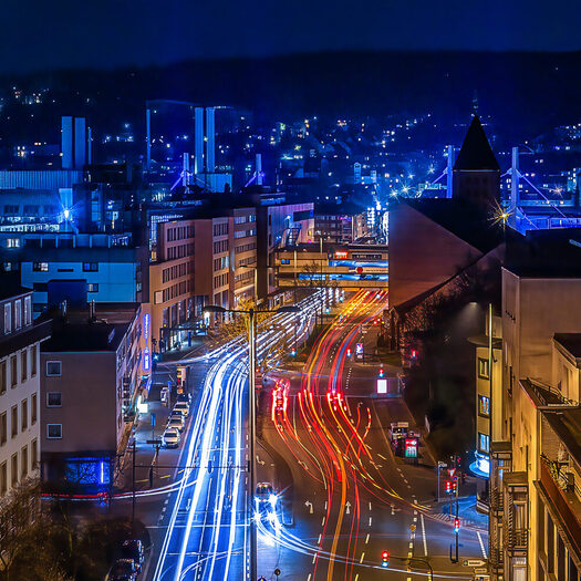 Blick auf Wuppertal Elberfeld bei Nacht.