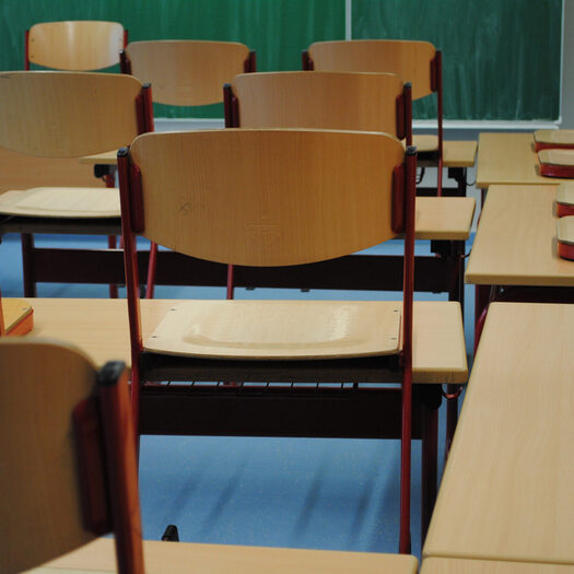 Blick auf Stühle in einem Klassenzimmer.