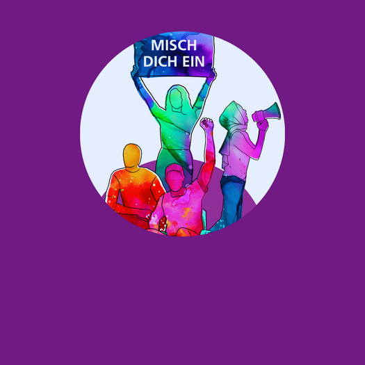 Eine bunte Illustration zeigt vier Personen in unterschiedlichen Posen des Protests und Engagements. Eine Person hält ein Schild mit der Aufschrift „MISCH DICH EIN“, eine andere ruft mit einem Megafon. Die Darstellung symbolisiert Vielfalt, Inklusion und aktives Eintreten gegen Diskriminierung.