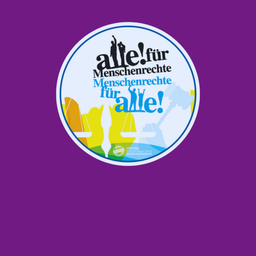 Ein rundes Logo mit der Botschaft „alle! für Menschenrechte – Menschenrechte für alle!“. Die Grafik zeigt stilisierte Figuren, eine Waage und ein Richterhammer, die für Gerechtigkeit und Gleichberechtigung stehen.