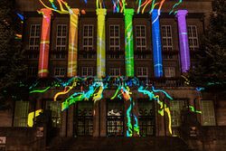 Bild: Rathaus Barmen mit Regenbogenfarben angestrahlt