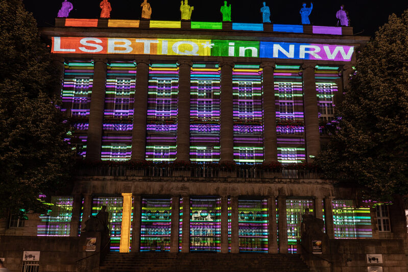 Rathaus Barmen in Regenbogenfarben angestrahlt