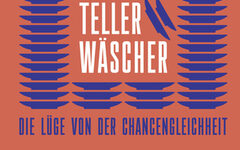 Das Bild zeigt das Buchcover von "Vom Tellerwäscher zum Tellerwäscher – Die Lüge von der Chancengleichheit" von Ciani-Sophia Hoeder. Auf einem roten Hintergrund ist der Titel in Weiß und Blau geschrieben, mit einer Grafik von gestapelten Tellern als zentrales Design-Element.