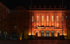 Das orange illuminierte Rathaus. Wuppertal beteiligt sich an diesem Tag u.a. an der von UN Women initiierten Aktion "Orange your City".