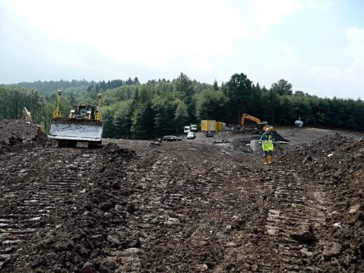 Foto: Bagger bei der Profilierung der Deponieplateaus