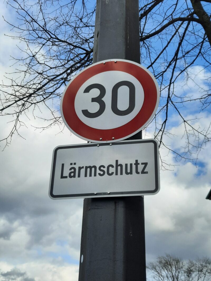 Tempo 30 Schild mit dem Zusatzzeichen Lärmschutz