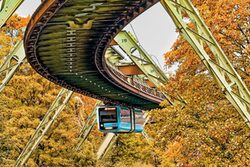 Das Bild von Daniele Pennetta zeigt die Wuppertaler Schwebebahn im Herbst.