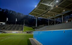 Blick auf Rasen und Tribüne des Stadion_Foto Dirk Eichler camB