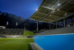 Blick auf Rasen und Tribüne des Stadion_Foto Dirk Eichler camB