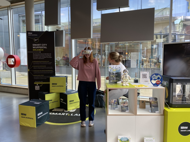 Eine Frau testet eine VR-Brille im smart.lab