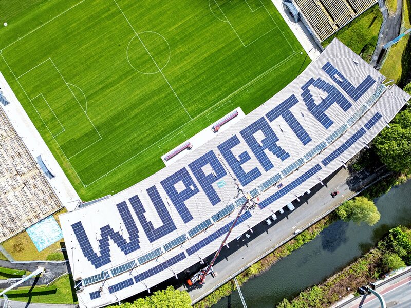 Das Stadion am Zoo aus der Luft mit dem Schriftzug "Wuppertal" aus PV-Modulen.