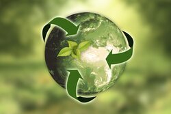 Grüne Weltkugel mit grünen Pfeilen als Zeichen für Kreislaufwirtschaft
