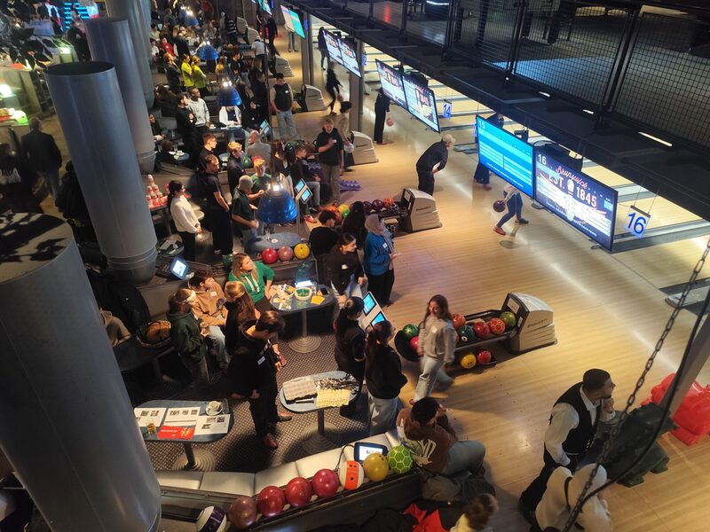 Jugendliche beim Bowling