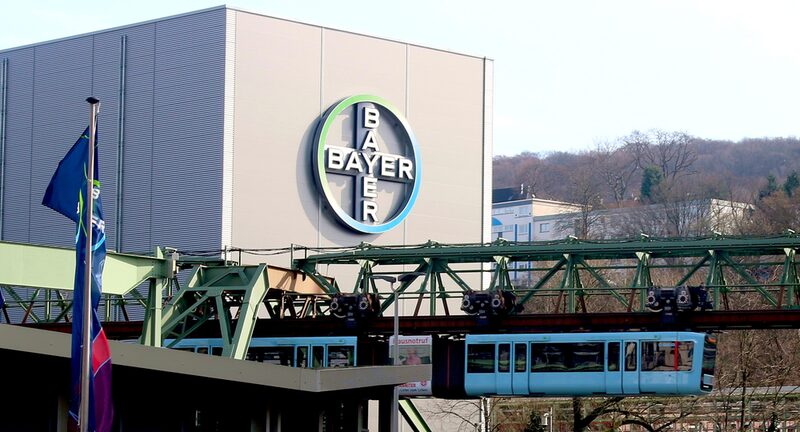 Die Schwebebahn fährt am Bayer-Werk vorbei.