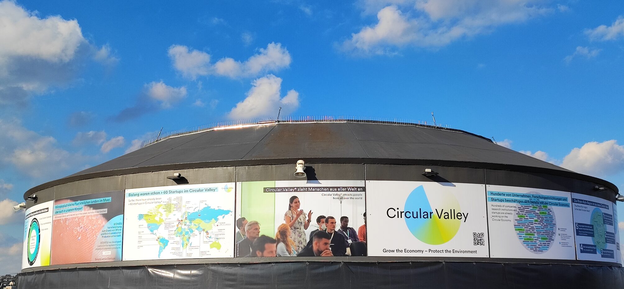 Werbeplakate von Circular Valley auf dem Dach des Gaskessels Wuppertal.