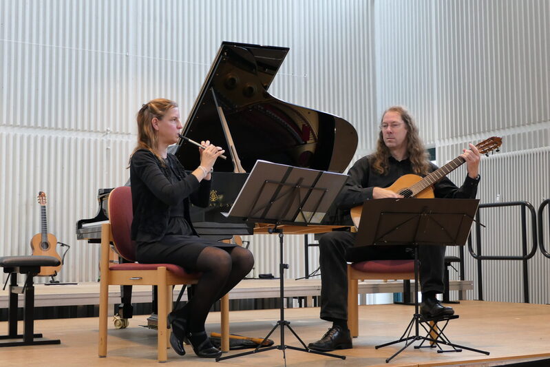 Julia Belitz spielt Flöte und Sebastian Leonhardt spielt Gitarre