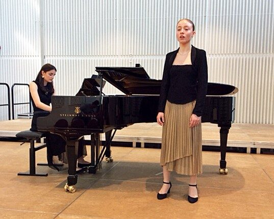 Salome Wendeberg (Gesang) und Veronica Peulic (Klavier)