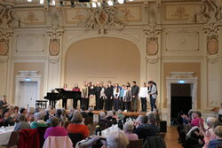 Alle Teilnehmer*innen des Konzertes auf der Bühne im Mendelssohnsaal