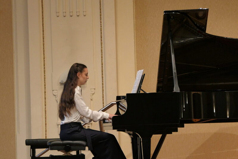 Josefine Lichtenberg (Klasse Igor Parfenov) eröffnete das Konzert mit der Arabesque No. 1 von Claude Debussy