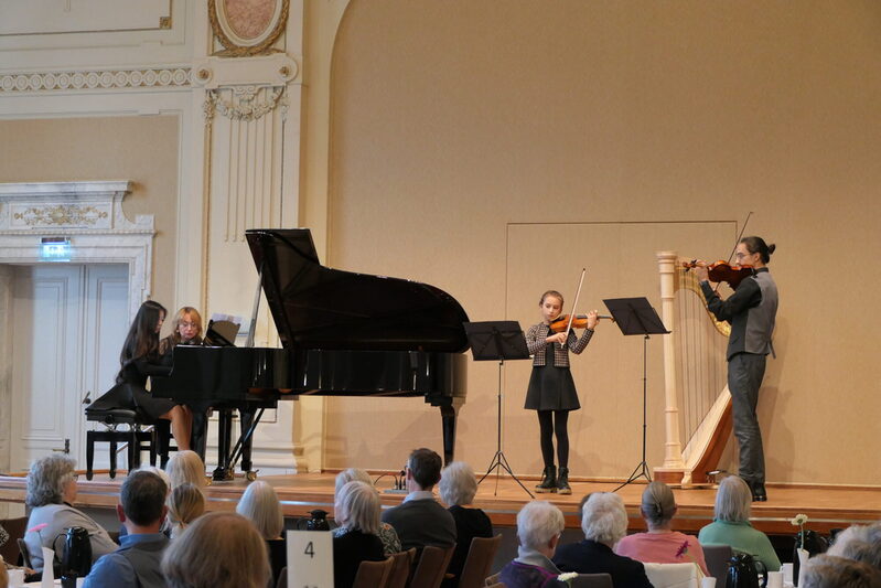 Lena und Gianluca Ruocco (beide Klasse Roswitha Dasch) und Kim Ly Nguyen, Klavier (Klasse: Regina Lewirt)  bei ihrem Vortrag des Nocturnes von Wasa Asarashwili