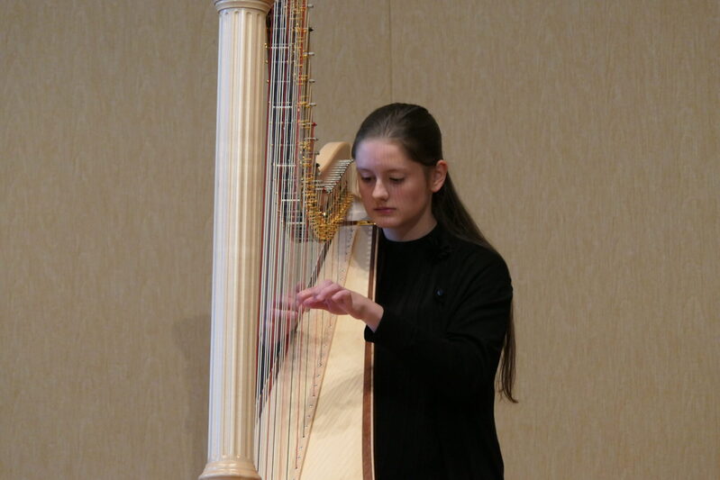 Juno Vesper (Klasse Kathrin Montero-Küpper) beim Vortrag des  Prélude und Allegro moderato aus der Sonate  No. 2 von Francois Joseph Nadermann