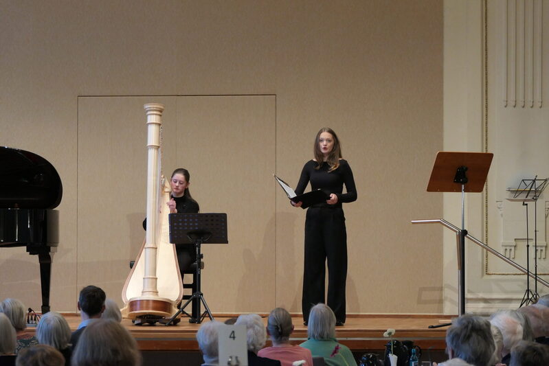 „Auf Flügeln des Gesangs“ Clara Hopstein (Klasse: Hayat Chaoui) singt, begleitet von Juno Vesper,  einen Mendelssohn „Klassiker“ im Mendelssohn-Saal