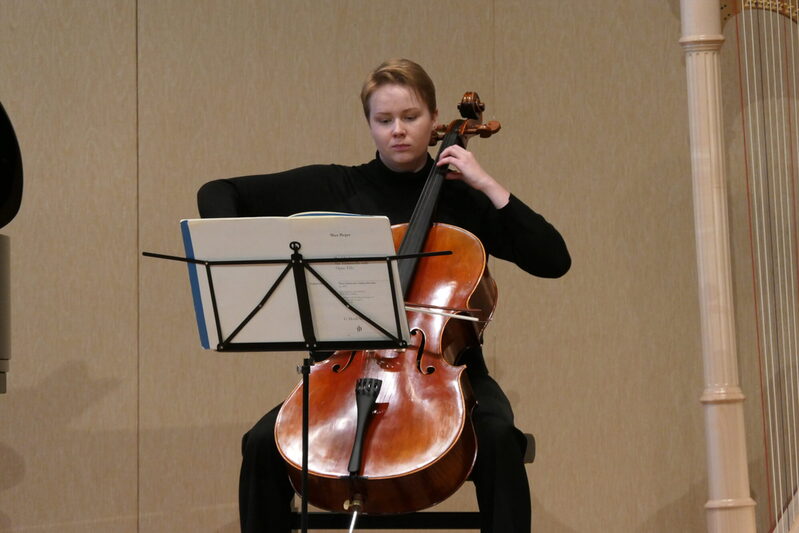 Josephine Fresen (Klasse: Cornelius Thiem) trug neben der Sarabande aus der Cello-Suite III von Johann Sebastian Bach auch das Largo aus der Suite Nr. 1 für Violoncello solo von Max Reger vor.