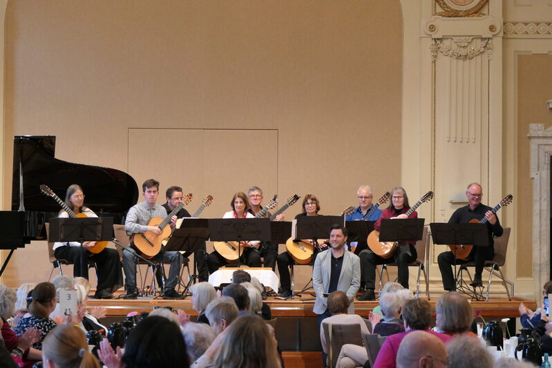 Das Gitarrenensemble STRINGendo, hier vom Moderator Marco Lombardo vorgestellt, ergänzte das Programm mit Bearbeitungen von Chorälen von Johann Sebastian Bach und Musik von Pharrell Williams und Ennio Morricone