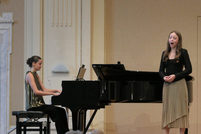 Salome Wendeberg (Gesang, Klasse: Hayat Chaoui), am Flügel begleitet von Veronika Peulic (Klasse: Igor Parfenov) mit Liedern der Komponistinnen Rebecca Clarke „Infant Joy“ und Pauline Viardot-Garcia „Oh! Si jamais pendant la nuit“