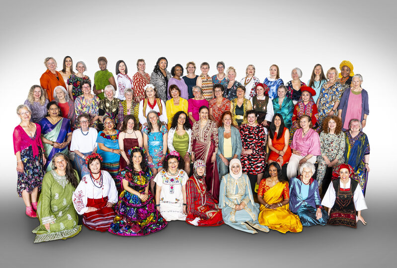 Gruppenfoto des Chores WoW - Women of Wuppertal mit der Leiterin Hayat Chaoui