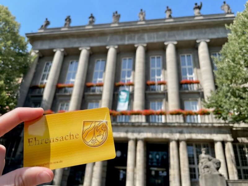 Ehrenamtskarte vor Rathaus