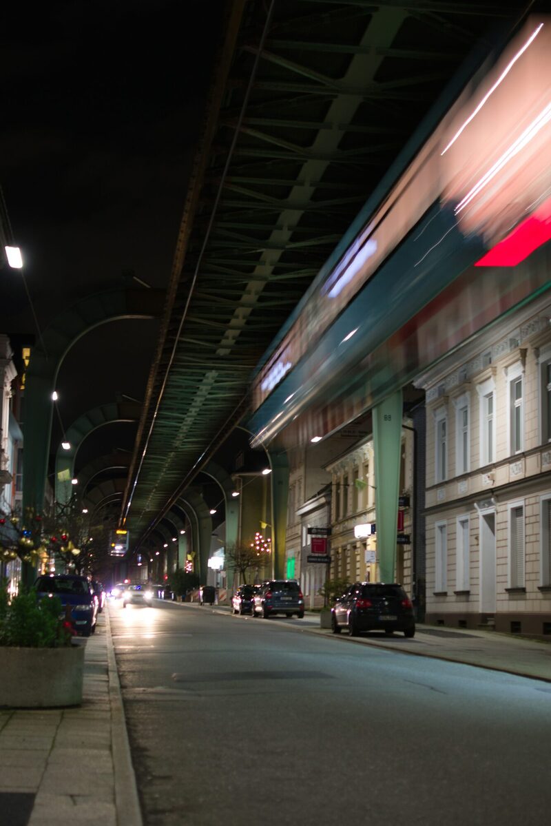 Straße in Wuppertal, unter der Schwebebahn im Dunkeln