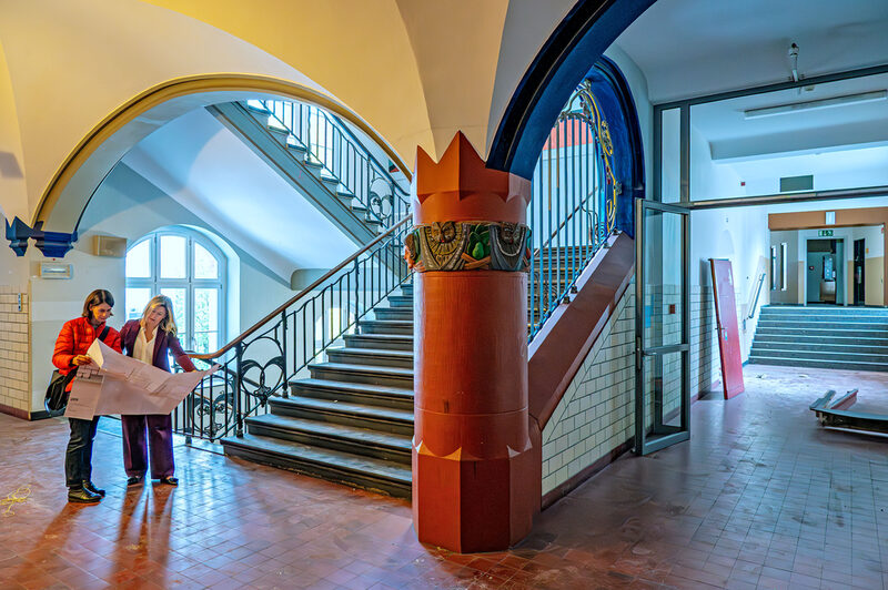 GMW-Betriebsleiterin Mirja Montag (r.) und Projektleiterin Stefanie Hentrich auf der Baustelle im Altbau des Gymnasiums