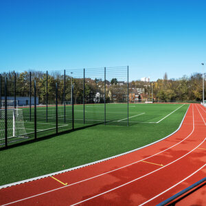 Turnhalle/Schwimmbad oder Sportplatz