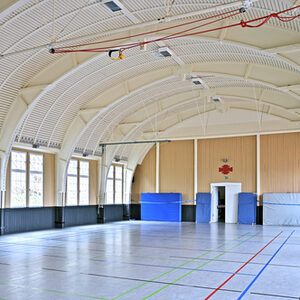 Turnhalle/Schwimmbad oder Sportplatz