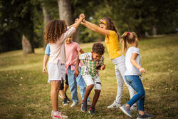 Kinder spielen auf der Wiese